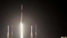 Americká společnost SpaceX ve čtvrtek úspěšně dopravila na oběžnou dráhu jednadvacátou sérii šesti desítek satelitů sítě Starlink, jež má v budoucnu umožnit přístup k internetu odkudkoli na Zemi