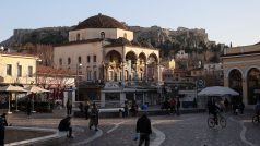 Lidé na náměstí Monastiraki v Athénách během pandemie koronaviru