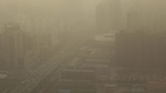 Pohled na centrum Pekingu. Po písečné bouři zahalilo město smog.