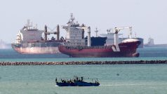 Lodě najíždějí do Suezského průplavu (foto z 28. března)