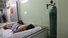 Pacientka na kyslíku, která má koronavirus, čeká na převoz na jiné oddělení. Město Bauru - Brazílie