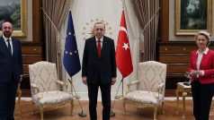 Předseda Evropské rady Charles Michel a šéfa Evropské komise Ursula von der Leyenová při jednání s tureckým prezidentem