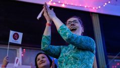 Oslavy volebního vítězství v táboře Inuitského společenství