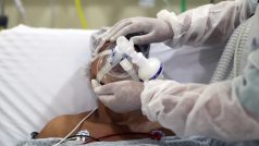Pacient s kyslíkovou maskou v nemocnici v Sao Paulu