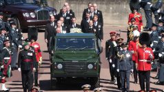 Procesí s potomky prince Philipa doprovází pohřební vůz, jím speciálně upravený vůz britské značky Land Rover