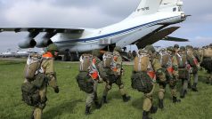 Do cvičení se podle ruského ministerstva obrany zapojily různé složky armády, mimo jiné také výsadkové vojsko (na snímku) či jednotky protivzdušné obrany