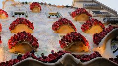 Barcelonský dům architekta Antoniho Gaudího Casa Batló se oblékl do velkých umělých růžových květů. Severošpanělský region Katalánsko totiž v pátek slaví Den svatého Jiří, patrona země