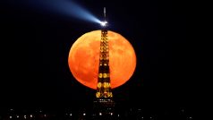 Letošní dubnový superúplněk měl přezdívku „růžový“. Měsíc se ale zbarvil spíše do oranžova. Na fotografii s Eiffelovou věží  v Paříži.