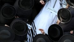 Ultraortodoxní Židé truchlí nad tělem jedné z obětí tragédie na hoře Meron, kde bylo ušlapáno 45 lidí