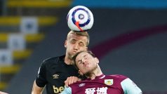 Tomáš Souček v hlavičkovém souboji s Chrisem Woodem z Burnley