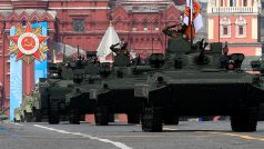 Generální zkouška na vojenskou přehlídku v Moskvě, která připomene výročí konce druhé světové války