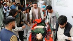 Převážení raněných po výbuchu v Kábulu