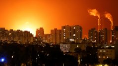 V Tel Avivu se ve středu brzy ráno znovu rozezněly sirény, podle izraelské armády je město opět pod palbou raket vyslaných z palestinského Pásma Gazy. Skupina Hamás předtím oznámila, že k Izraeli vysílá přes 200 raket v odpověď na izraelské nálety na obytné domy, napsala agentura AFP. Ve městě Lod na předměstí Tel Avivu propukly nepokoje ze strany arabské menšiny. Uvedla to tamní policie, podle které při pádu raket zemřeli dva lidé