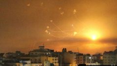 Ozbrojené křídlo Hamásu v prohlášení uvedlo, že „nad město Tel Aviv vysílá 110 raket“ a dalších 100 raket směrem k jihoizraelské Beer Ševě, a to v odvetě za „izraelské útoky vůči budovám, které obývají civilisté“