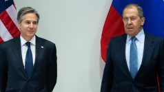Ruský ministr zahraničí Sergej Lavrov po schůzce se svým americkým protějškem Antonym Blinkenem (vlevo)