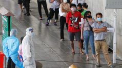 Lidé v thajském Bangkoku čekají na testování na covid