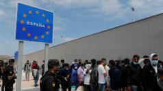Migranti, kteří přeplavili hranice během posledních dní, čekají na překroční španělsko-marocké hranice v Ceutě