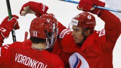 Ruští hokejisté slaví vstřelený gól