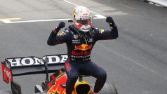 Max Verstappen slaví triumf.