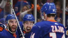 Hokejisté New York Islanders v šestém zápase série druhého kola bojů o Stanleyův pohár porazili Boston 6:2 a postoupili mezi nejlepší čtyři týmy NHL