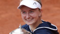 Barbora Krejčíková se svou trofejí