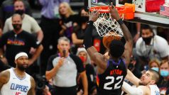 Deandre Ayton dává vítězný koš Phoenixu 0,7 sekundy před koncem zápasu s Clippers