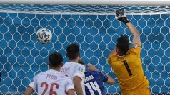 Martin Dúbravka si v utkání se Španělskem srazil míč do vlastní sítě