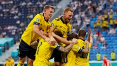 Fotbalisté Švédska slaví vítězství nad Polskem