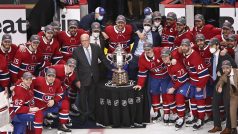 Tým Montrealu pózuje s Clarence S. Campbell Bowl, která slouží jako trofej pro nejlepší tým NHL ze „Západu“