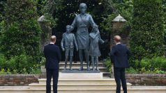 Princové William a Harry odhalili ve čtvrtek sochu princezny Diany k 60. výročí jejího narození. Princ Harry kvůli tomu přiletěl z Kalifornie
