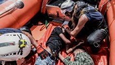 Loď francouzské nevládní organizace zachránila u Libye 200 migrantů