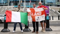Fanoušci se před stadionem Wembley připravují na večerní finále Eura
