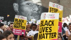 Před zdí Marcuse Rashforda se shromáždili lidé, aby podpořili boj proti rasismu