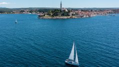 Plachetnice nedaleko města Rovinj