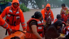 Záchranné operace v zaplavených oblastech centrální Indie