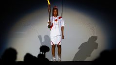 Japonská tenistka Naomi Ósakaová se chystá zapálit olympijský oheň.