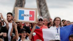 Protesty proti koronavirovým opatřením ve Francii.