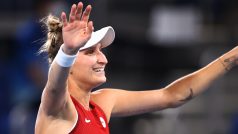 Markéta Vondroušová se raduje po výhře nad Naomi Ósakaovou