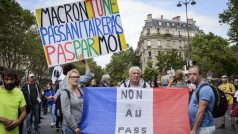 Ve Francii protestuje asi 150 tisíc lidí proti zavedení covidových pasů
