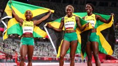 Šťastné jamajské sprinterky - zlatá Elaine Thompsonová-Herahová, stříbrná Shelly-Ann Fraserová-Pryceová a bronzová Shericka Jacksonová.