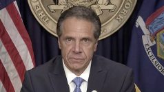 Andrew Cuomo během tiskové konference