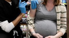 Těhotná žena dostává vakcínu proti covidu-19 v americké Pensylvánii.