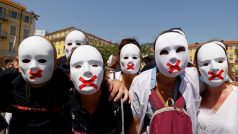 Ve Francii se již pátý víkend v řadě protestovalo proti covid pasům