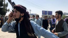 Člen Tálibánu střeží vchod na Mezinárodní letiště Hámida Karzaje v Kábulu