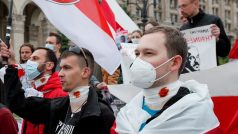 Mladí běloruští aktivisté při demonstraci na podporu opozičníka Scjapana Latypava.