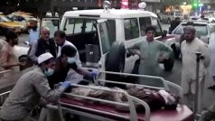 Záchranáři odvážejí zraněné do nemocnice po explozích u letiště v Kábulu.