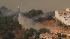 Vrtulník hasí požár lesního porostu u letoviska Estepona ve Španělsku.