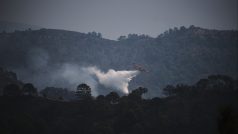 Hydroplán se pokouší uhasit lesní požár v oblasti Sierra Bermeja.
