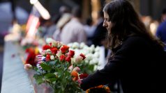 Na památník obětem v New Yorku lidé nosili květiny