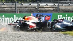 Kolize Lewise Hamiltona z Mercedesu s rivalem v boji o titul Maxem Verstappenem z Red Bullu.